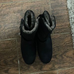 Black boots with fur inside